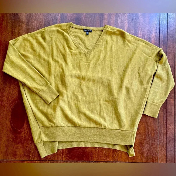 Eileen Fisher Sweaters - EILEEN FISHER Medium Green VNeck 100% Merino Wool Split Side Hem SweaterREAD